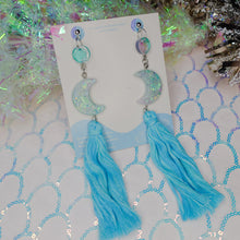 Load image into Gallery viewer, Festive Hooray Luna tassel all the way