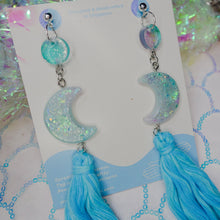 Load image into Gallery viewer, Festive Hooray Luna tassel all the way