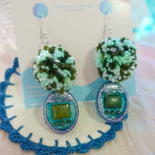 Load image into Gallery viewer, Vacation Pomz Tamagotchi