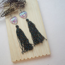 Load image into Gallery viewer, Hearty tassels