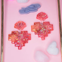 Load image into Gallery viewer, Spread Love Shelly Teething Heart