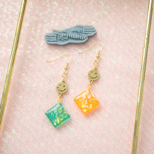 Load image into Gallery viewer, Face Pun(ch) Asy Smiley Diamond