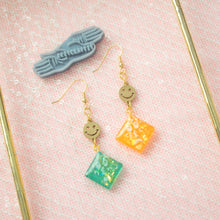 Load image into Gallery viewer, Face Pun(ch) Asy Smiley Diamond