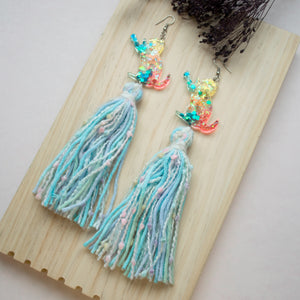 Meow with textured tassels all th way