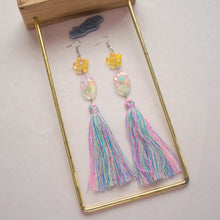 Load image into Gallery viewer, Spring Blooms Floral Shapey Tassel all the way